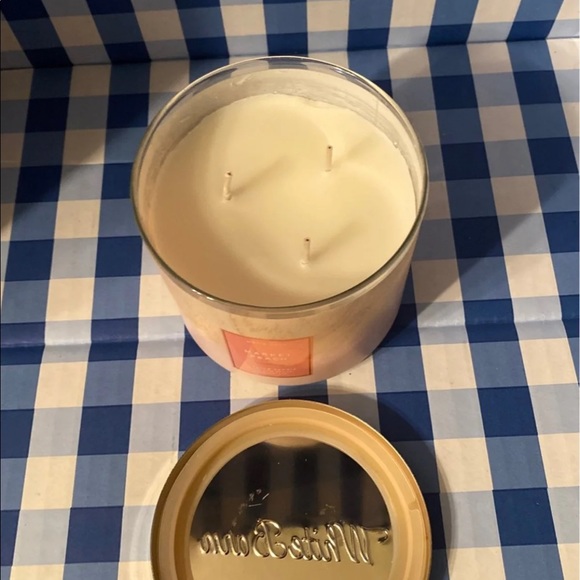 Bath and body works market peach candle - Picture 2 of 3